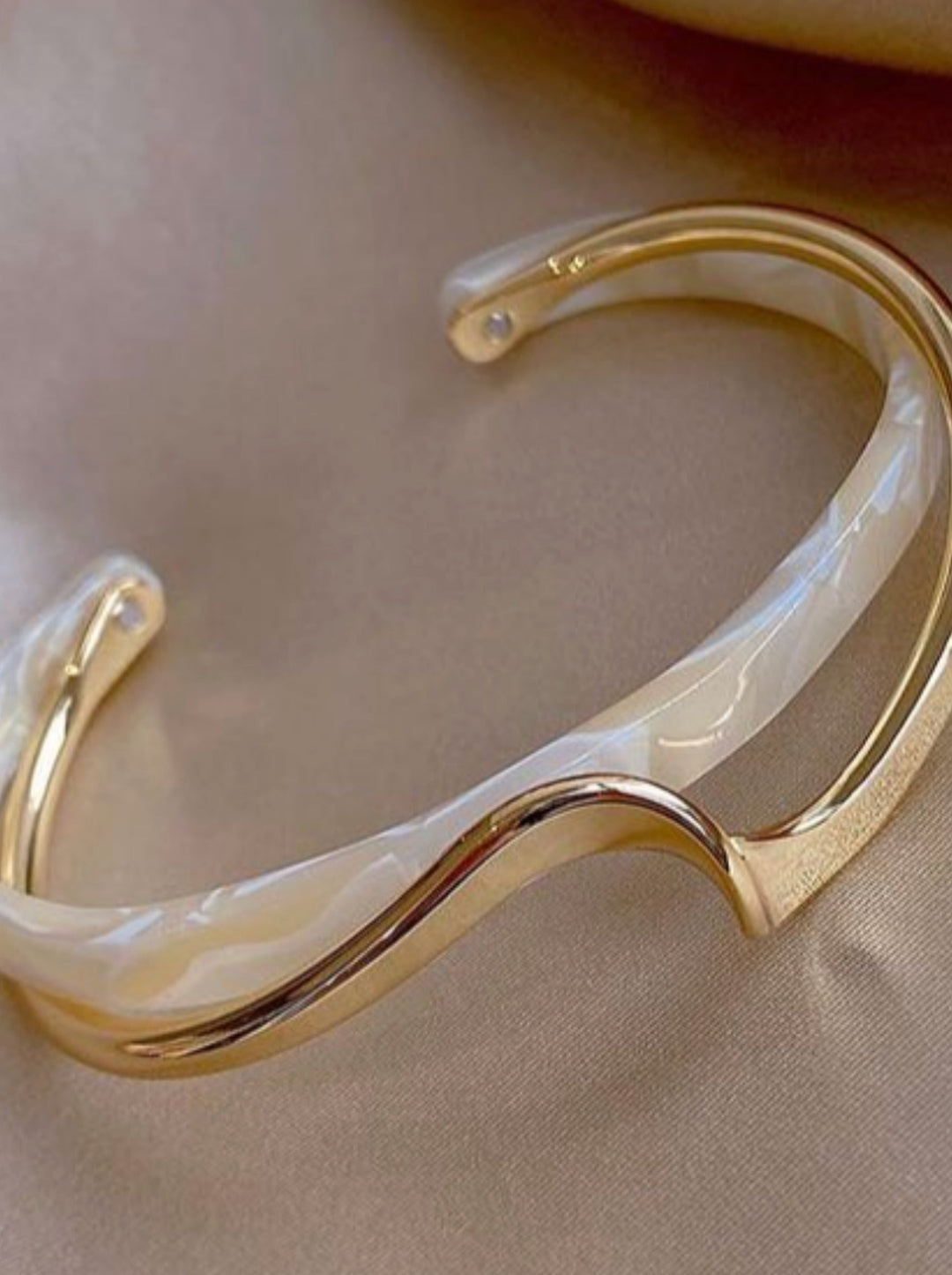 Bracciale Elegante in Oro con Opale Bianco